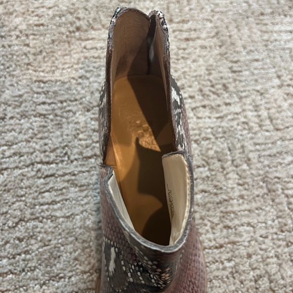 Vince camuto, women’s booties, size 8.5 - Picture 5 of 6